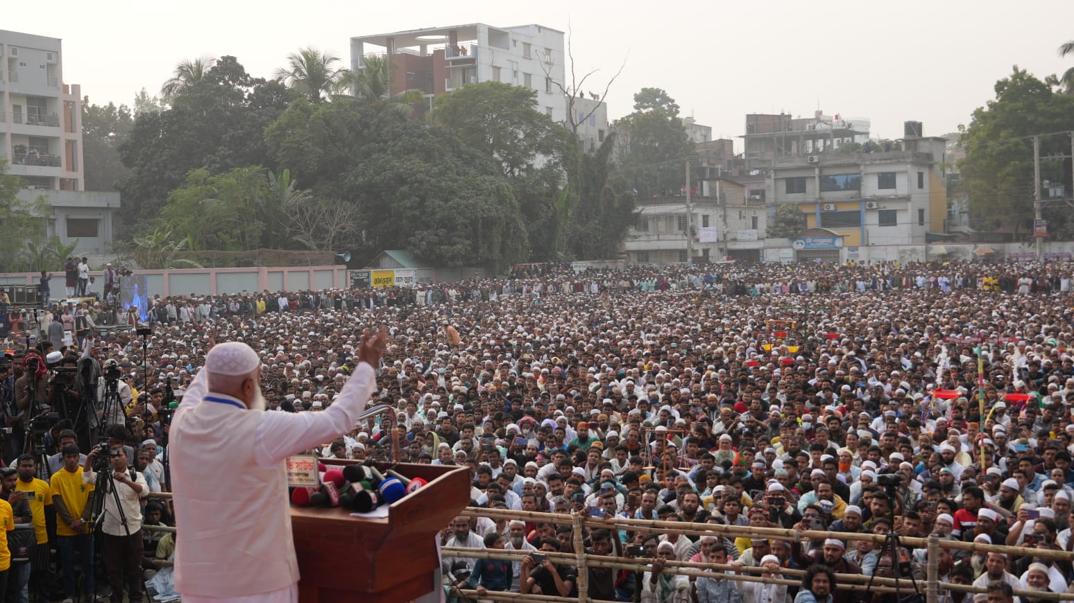 সিরাজগঞ্জে প্রার্থীদের হাতে দাঁড়িপাল্লা তুলে দিলেন আমীরে জামায়াত