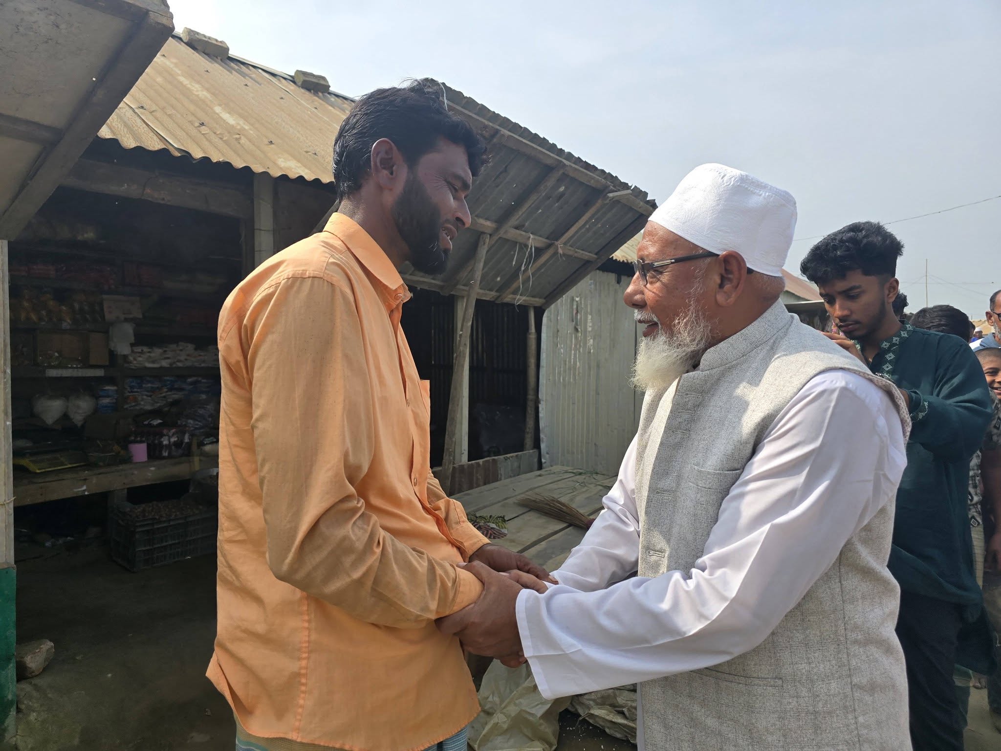 নিকলী উপজেলার সিংপুর ইউনিয়নের গোড়াদিঘা লঞ্চঘাট বাজারে গণসংযোগ