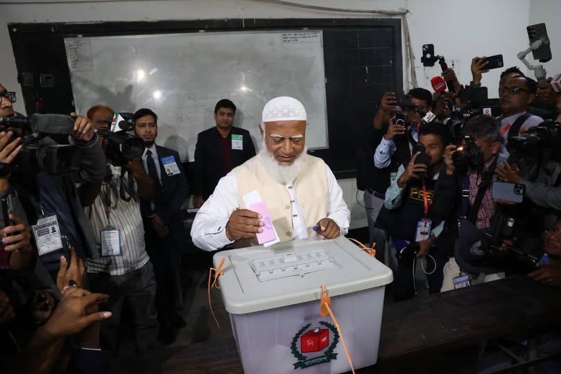 ভোট দিতে নিজ কেন্দ্রে আমীরে জামায়াত ডা. শফিকুর রহমান