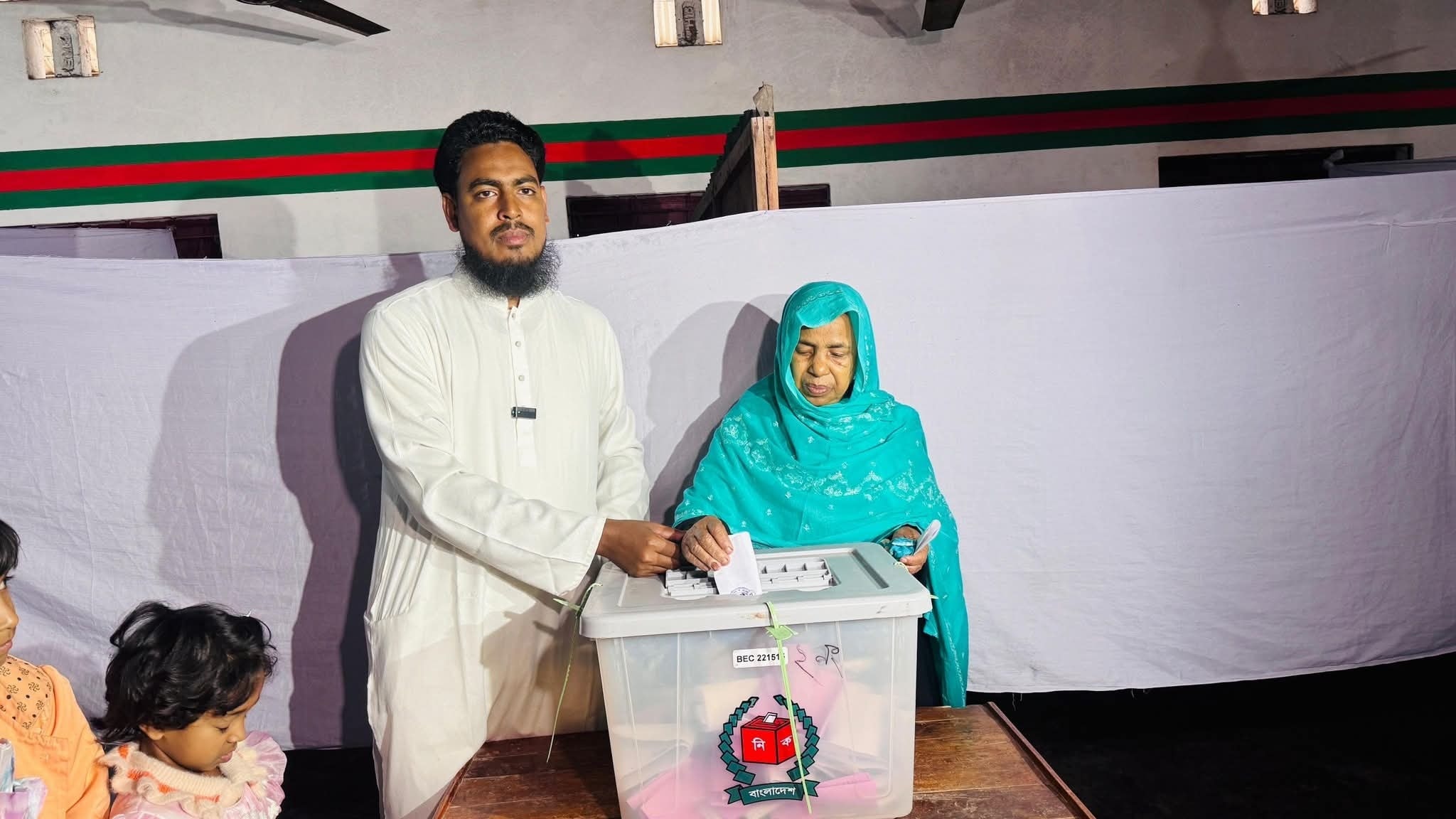 মায়ের ভোটে শান্তির অনুভূতি—আখতার হোসেন