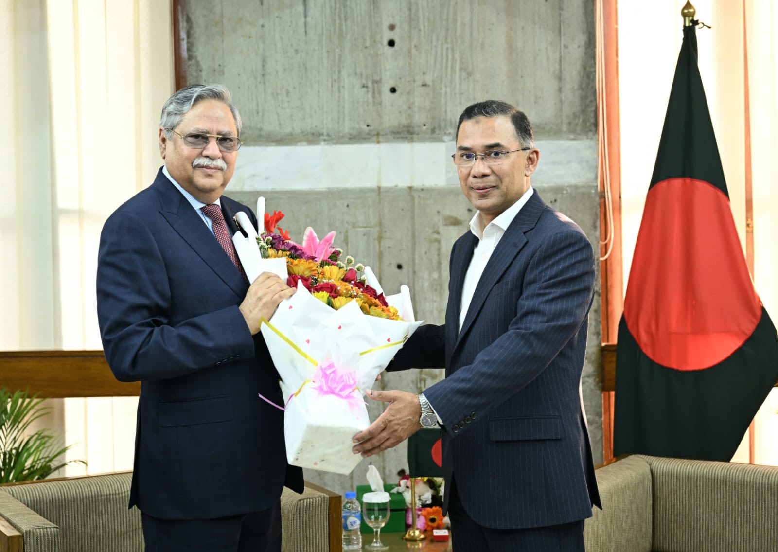 রাষ্ট্রপতি মো. সাহাবুদ্দিন ও প্রধানমন্ত্রী তারেক রহমান-এর ফুলেল শুভেচ্ছা বিনিময়