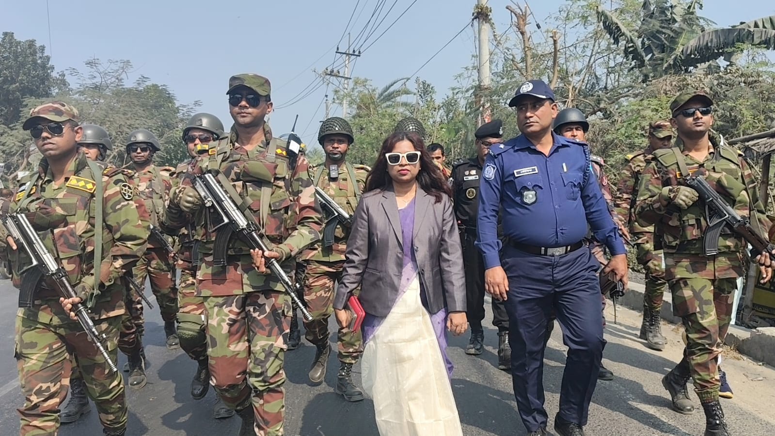 অবাধ ও সুষ্ঠু নির্বাচন লক্ষ্যে কালিহাতীতে যৌথ বাহিনীর তৎপরতা।