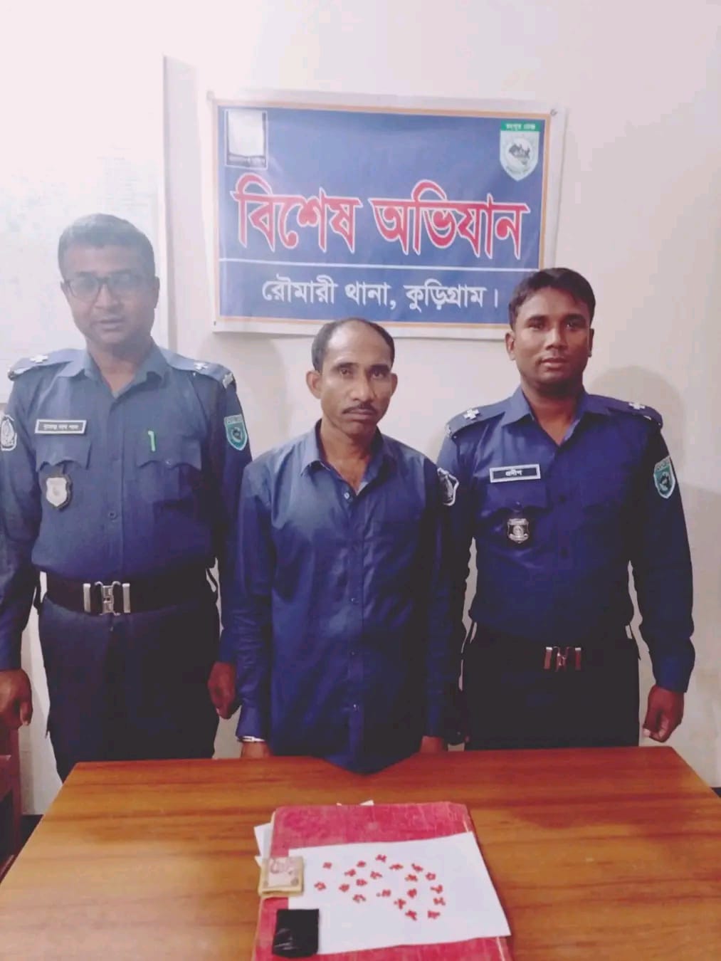 রৌমারীতে বিশেষ অভিযানে ১০০ পিস ইয়াবাসহ মাদক ব্যবসায়ী আটক