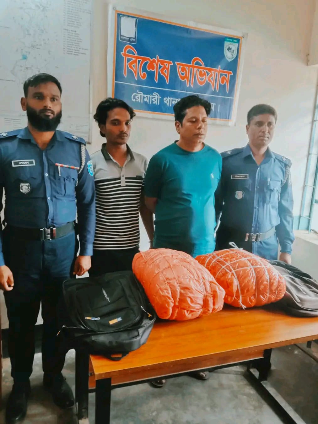 কুড়িগ্রামের রৌমারীতে ১২ কেজি ৫০০ গ্রাম গাঁজাসহ দুই মাদক ব্যবসায়ী আটক