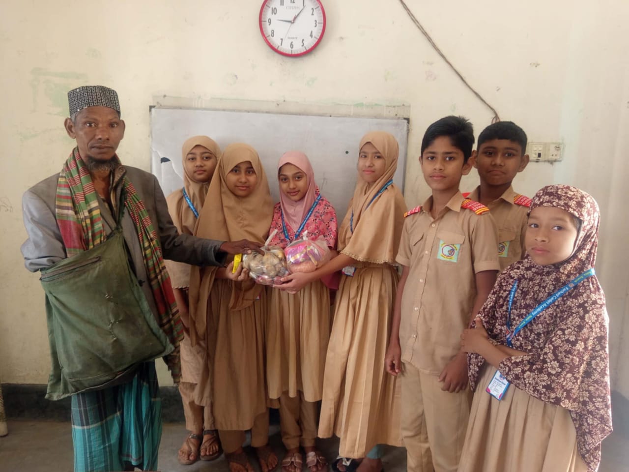 টিফিনের টাকা বাঁচিয়ে ঈদের আনন্দ ভাগাভাগি, মানবিকতায় উজ্জ্বল ক্ষুদে শিক্ষার্থীরা