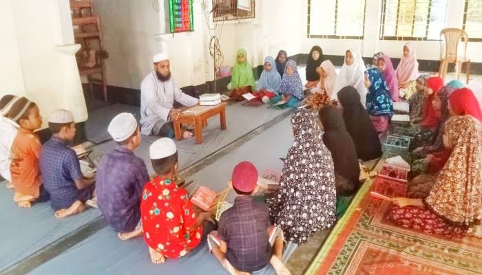 সকাল বেলা মকতবে ছেলে–মেয়েদের কোরআন পড়ানোর গুরুত্ব