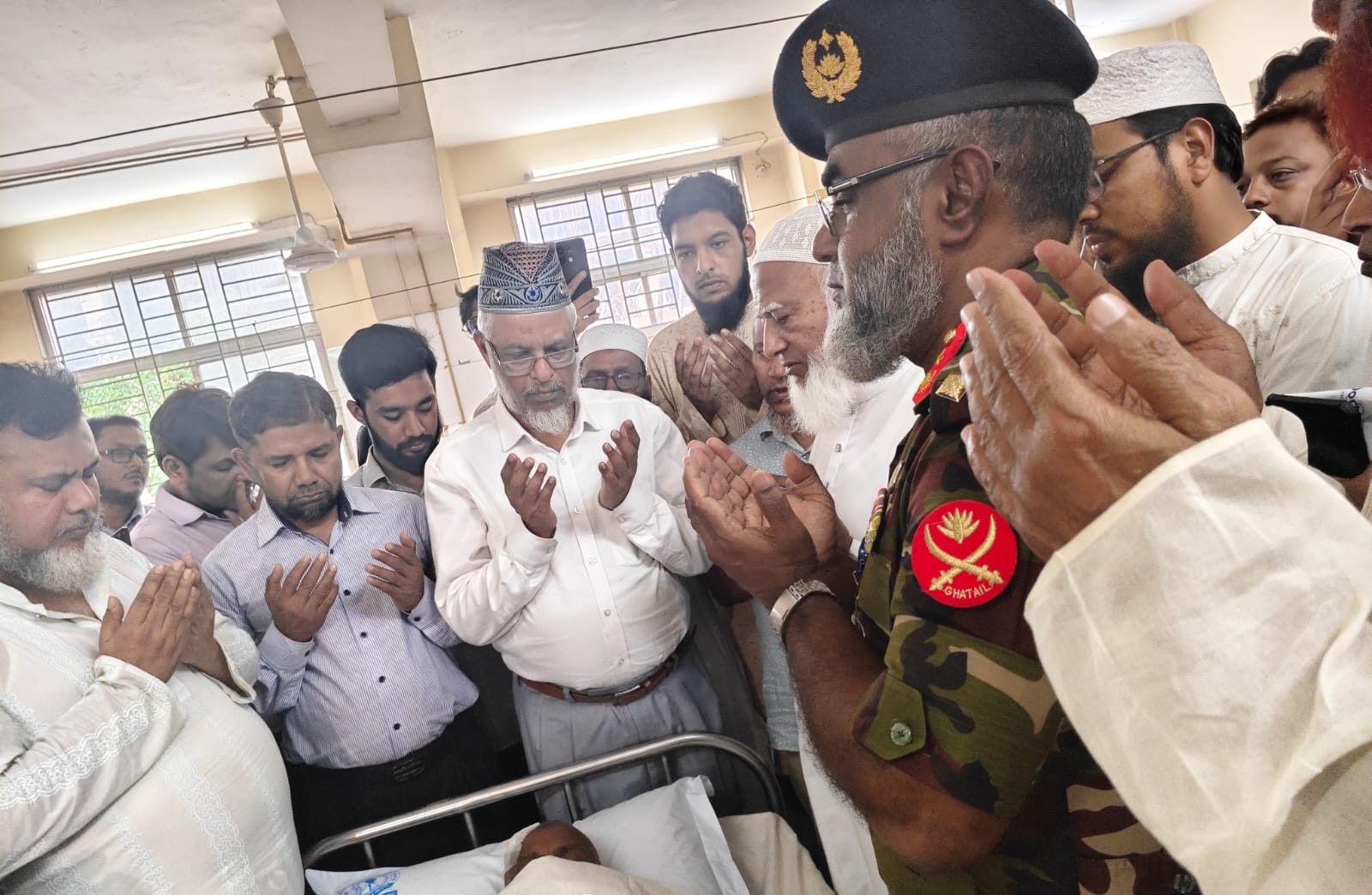 শেরপুর উপনির্বাচনে হামলায় আহত কর্মীকে দেখতে হাসপাতালে জামায়াত আমীর