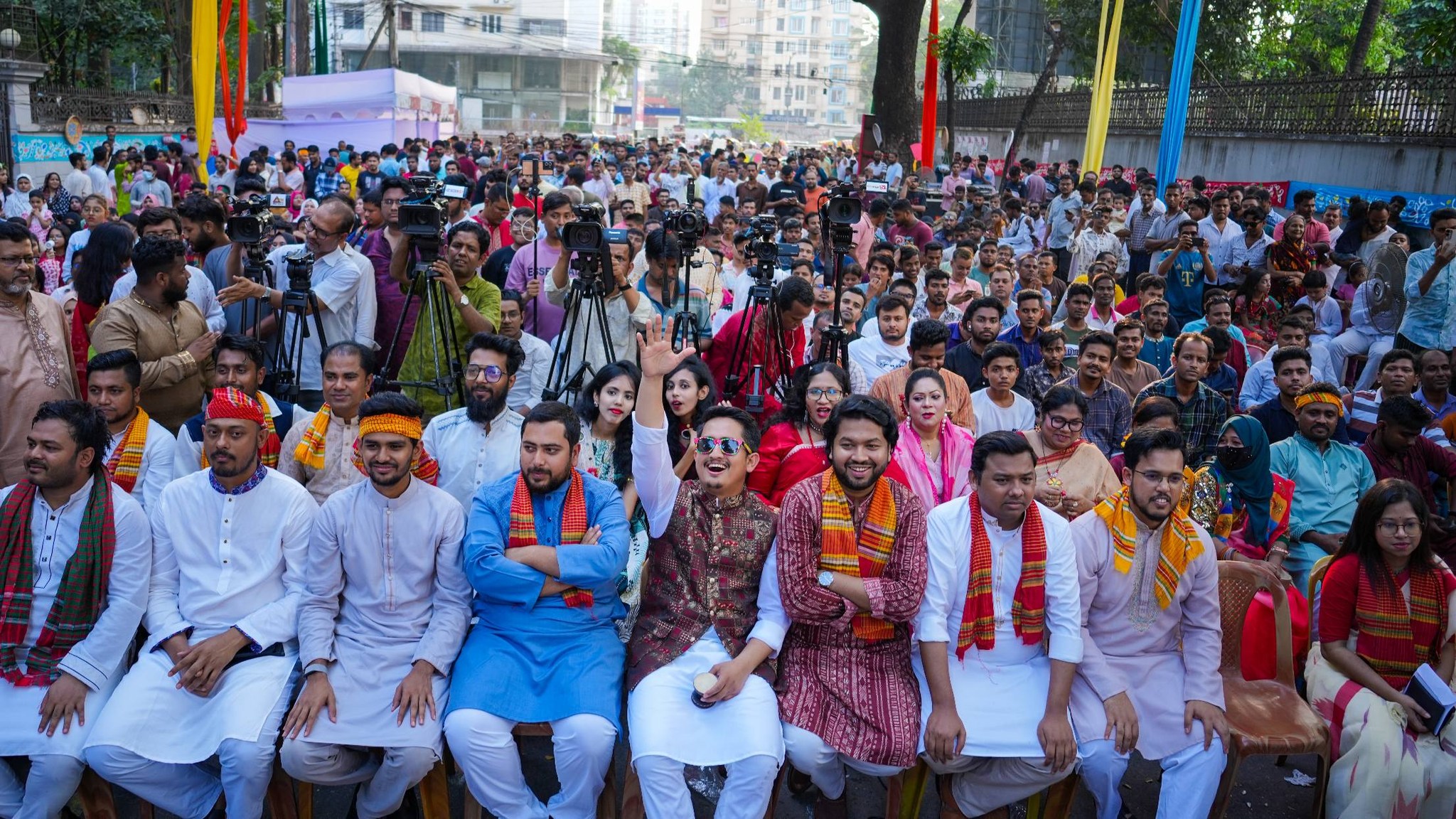 “নাগরিক বর্ষবরণ ১৪৩৩”: বাংলামোটরে বর্ণিল শোভাযাত্রায় জনতার ঢল