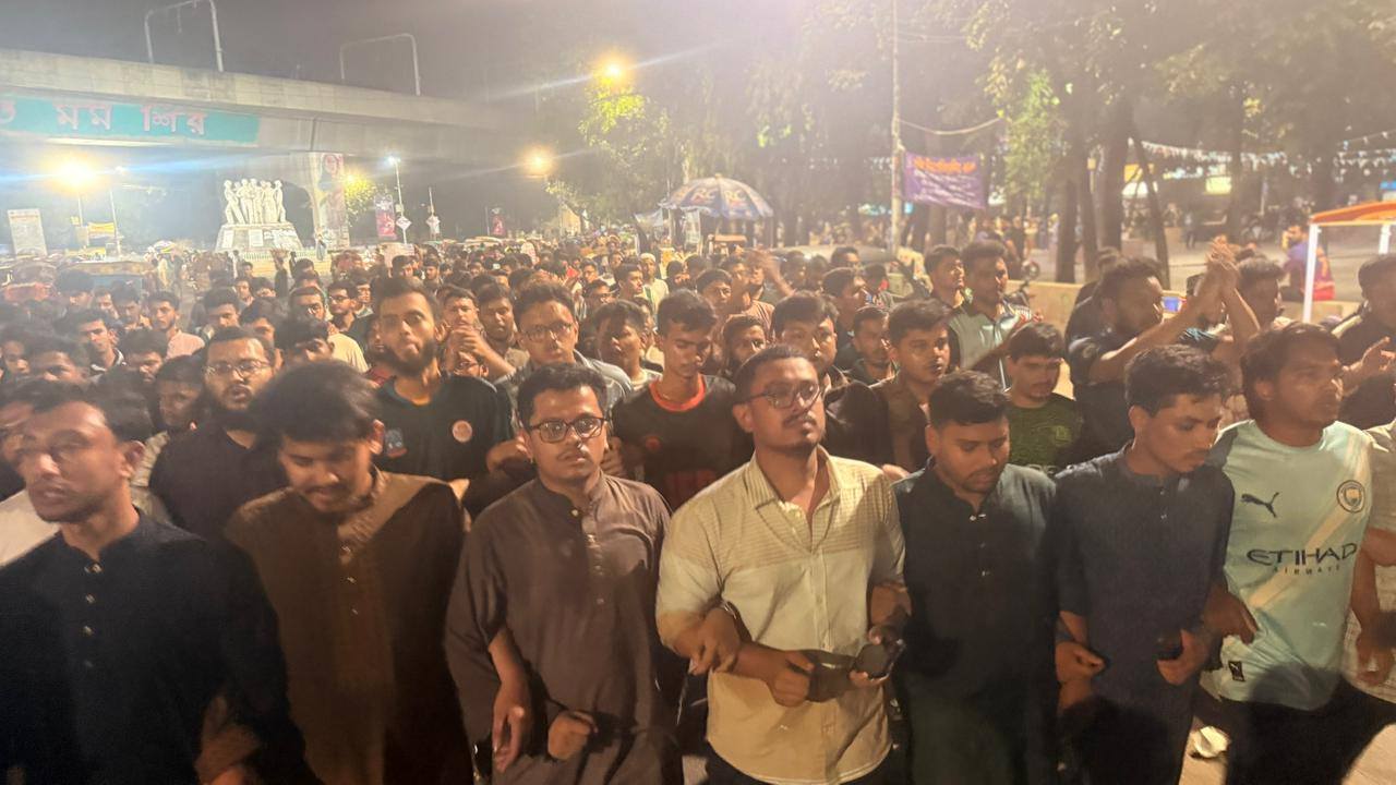 ভুয়া স্ক্রিনশট ও হামলার প্রতিবাদে ডাকসু তাৎক্ষণিক বিক্ষোভ মিছিল অনুষ্ঠিত হয়েছে