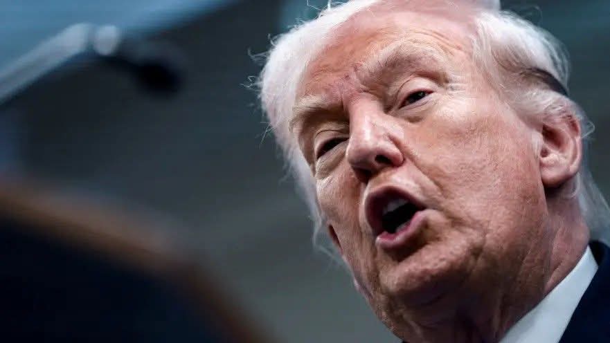 ট্রাম্প: চীন যদি ইরানে অস্ত্র পাঠায়, তাহলে তাদের বড় ধরনের সমস্যায় পড়তে হবে।