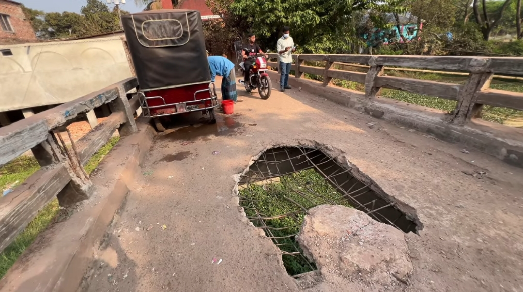 মুরাদনগরের কড়ইবাড়ি ব্রিজে মাঝখানে বড় গর্ত—মরণঝুঁকিতে ৮ গ্রামের মানুষ