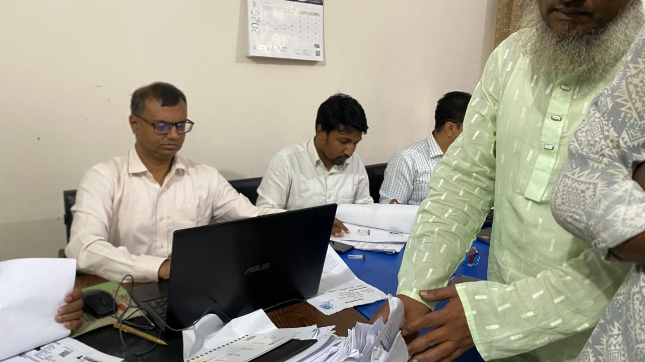 নির্ধারিত সময় পেরিয়ে গেলেও বন্ধ হয়নি ফুয়েল কার্ড কার্যক্রম