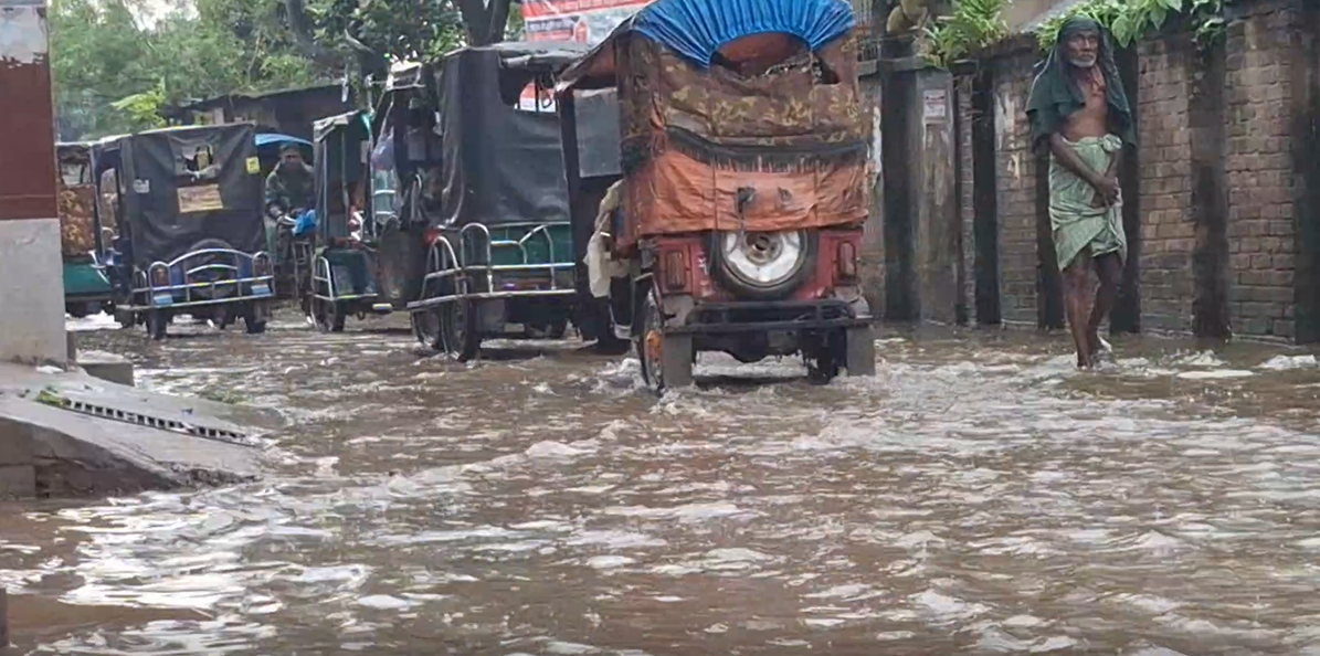 এক ফোঁটা বৃষ্টি মানেই ‘মৃত্যুফাঁদ’—নগুয়া থেকে মোরগ মহল সড়কে চরম ভোগান্তি