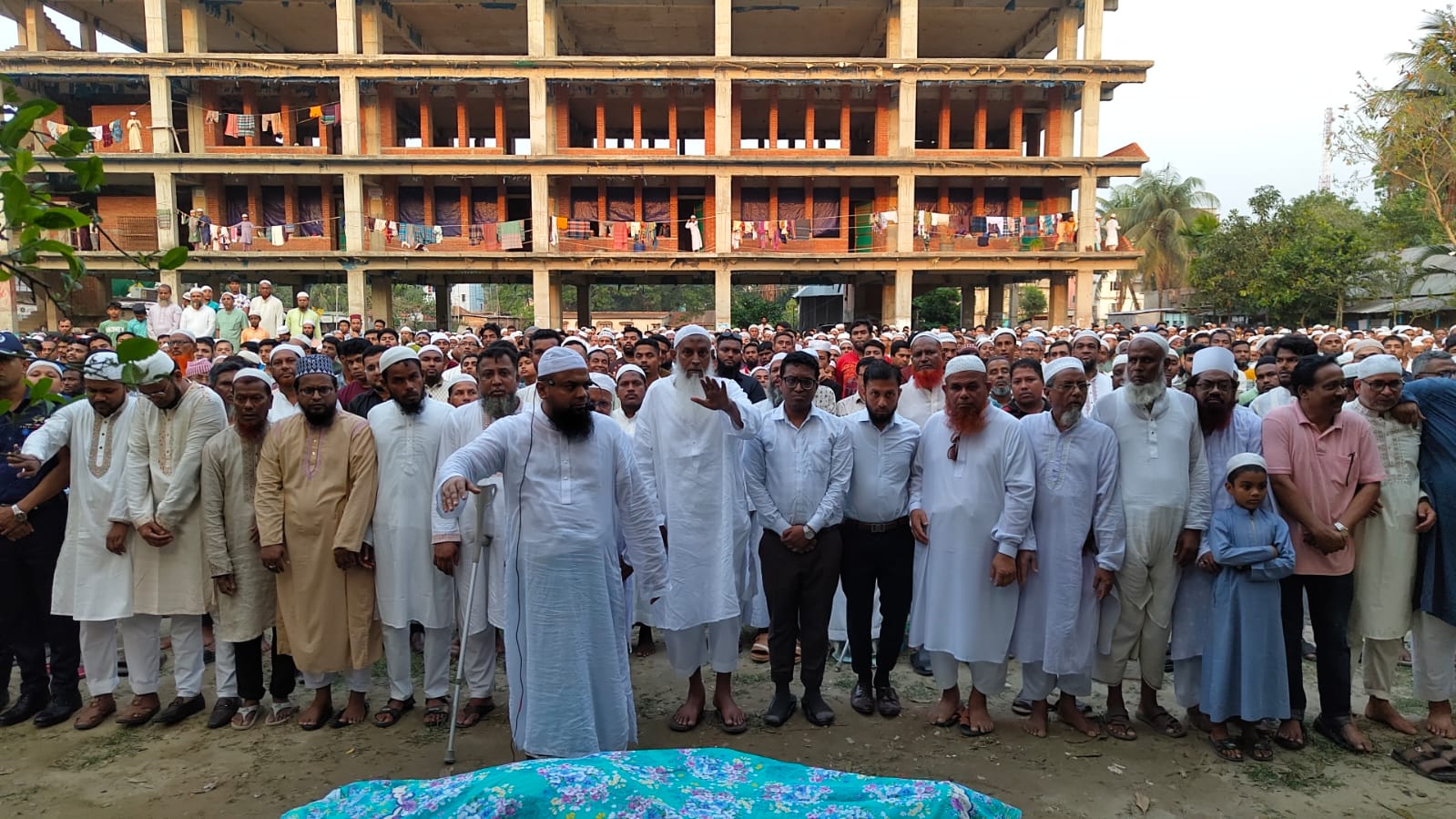 কর্মীর মৃত্যুতে কাদলেন ধর্ম মন্ত্রী, অংশ নিলেন জানাজা ও দাফনে