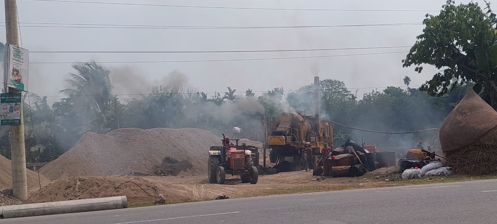 কিশোরগঞ্জের লতিবাবাদে বিষাক্ত বিটুমিনের ধোঁয়ায় বিপন্ন জনজীবন: প্রভাবশালীদের হুমকিতে নিরুপায় গ্রামবাসী