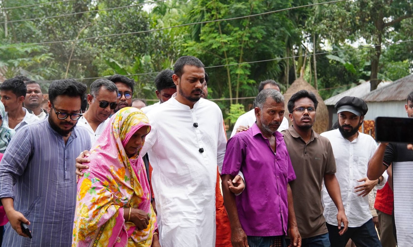 হাতীবান্ধা সীমান্তে বিএসএফের গুলিতে নিহত খাদিমুলের পরিবারকে সান্ত্বনা দিলেন নাসীরুদ্দীন পাটওয়ারী