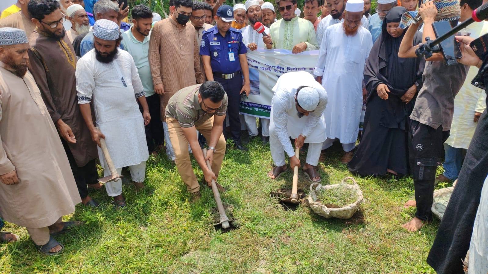 কোদাল হাতে মাঠে এমপি ড. শফিকুল ইসলাম মাসুদ, বাউফলে খাল পুনঃখনন কাজের উদ্বোধন