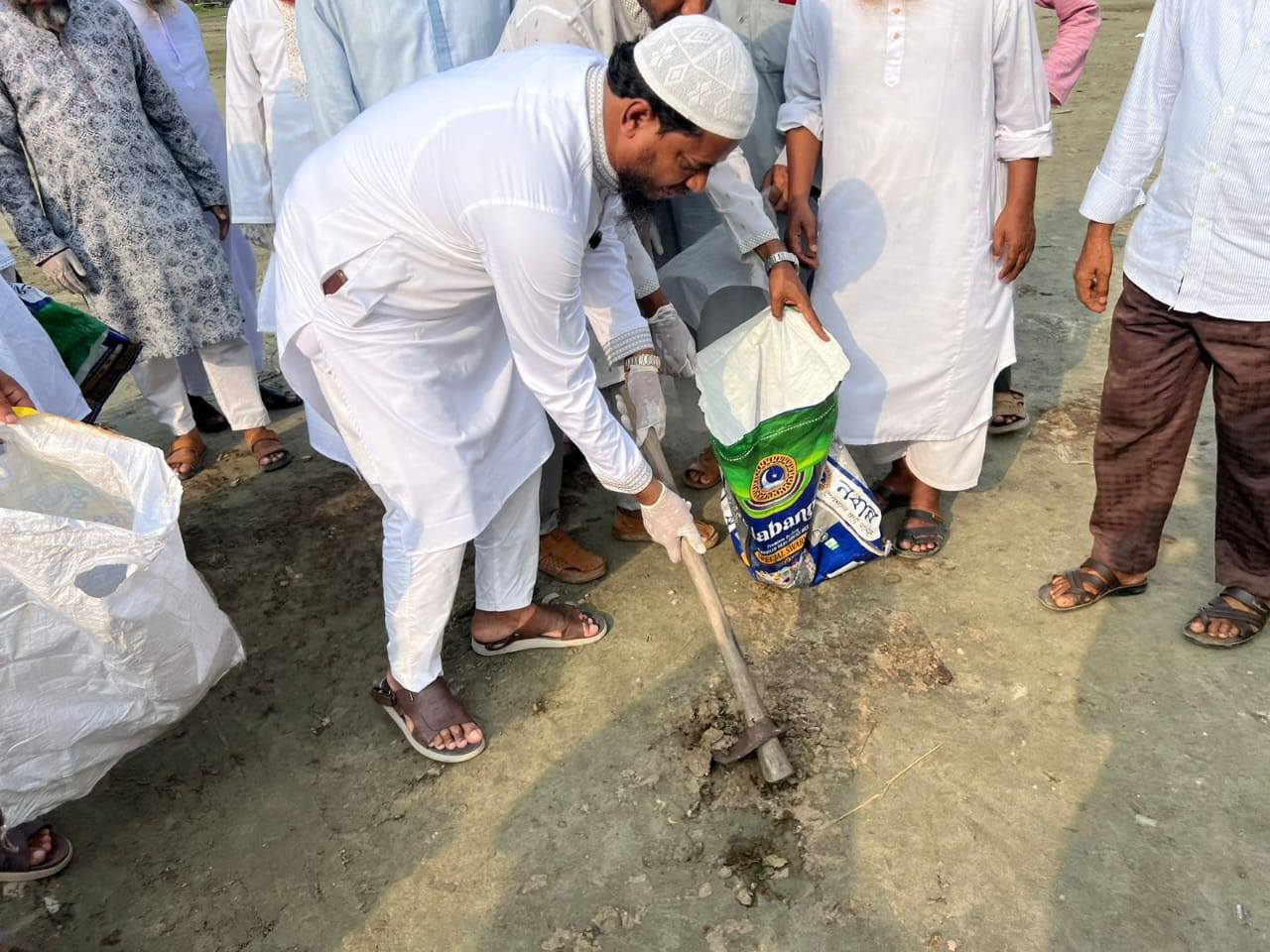বাউফল পাবলিক ফিল্ডে কোরবানির হাটের বর্জ্য অপসারণে মাঠে নামলেন ড. মাসুদ এমপি