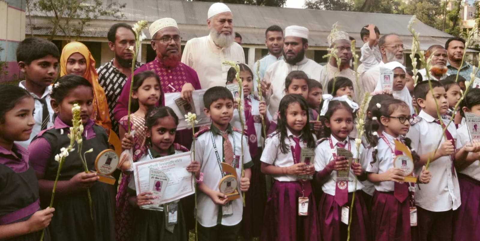 কটিয়াদীতে ৪৩ মেধাবী শিক্ষার্থী পেল সম্মাননা ও ক্রেস্ট