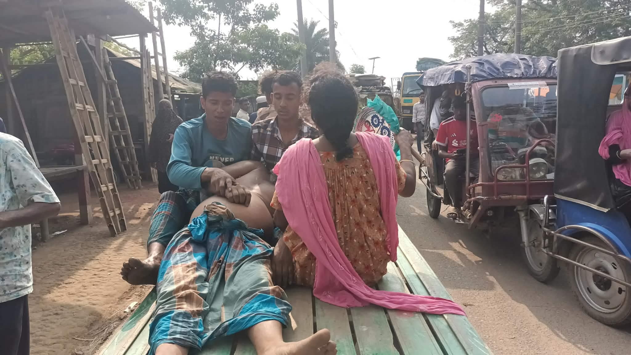 নালিতাবাড়ীর তীব্র যানজটে আটকে ভ্যানগাড়িতেই প্রাণ গেল শ্বাসকষ্টের রোগীর