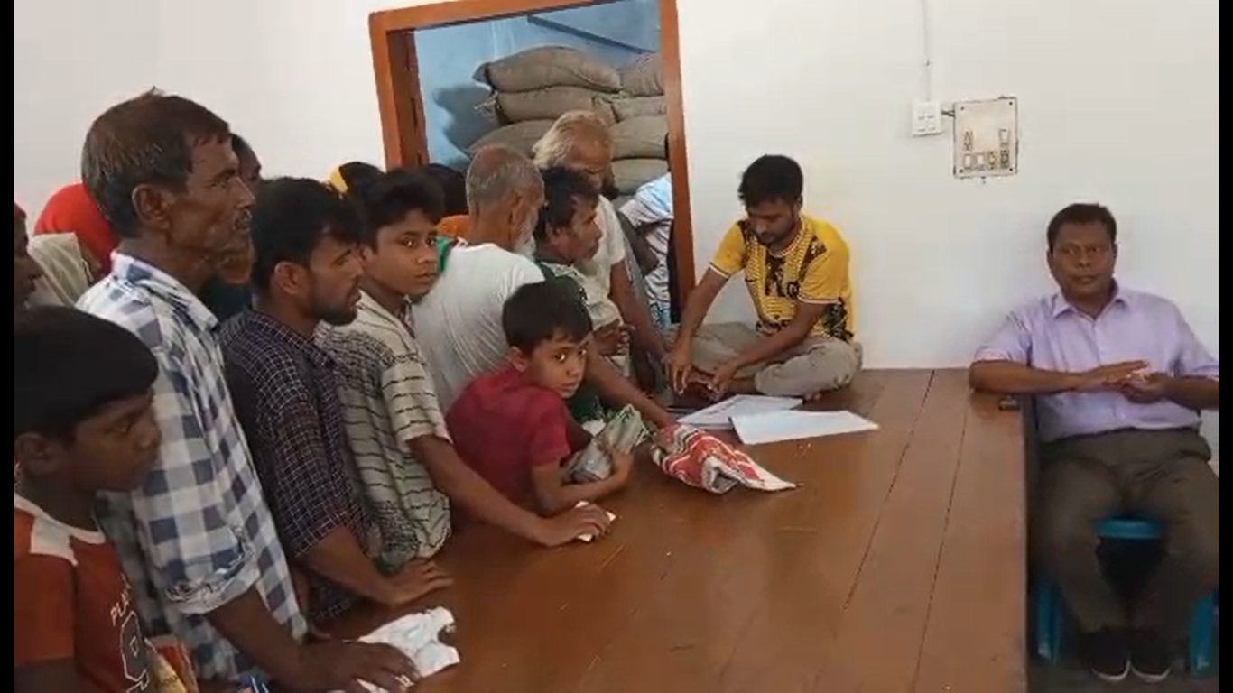 অসহায় মানুষের পাশে কাদির জঙ্গল ইউনিয়ন পরিষদ, চলছে ভিজিএফ চাল বিতরণ
