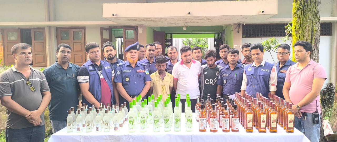 নকলায় ভূসির বস্তার আড়ালে বিদেশি মদ পাচার, আটক ৩
