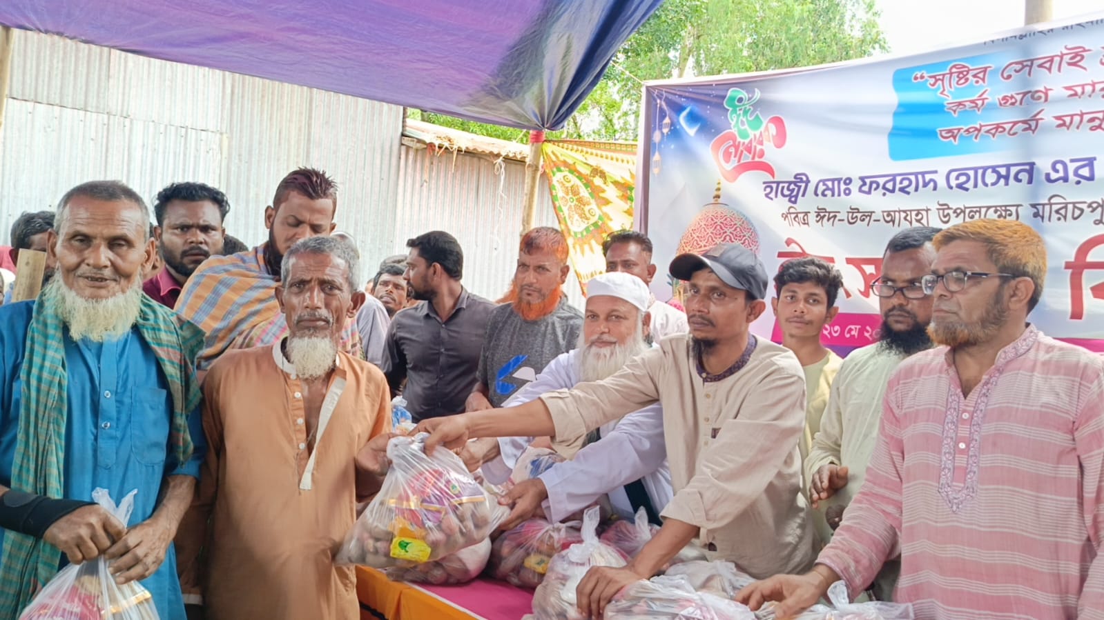 ঈদ আনন্দ ভাগাভাগি করতে ১ হাজার পরিবারে উপহার পৌঁছে দিলেন ফরহাদ হোসেন