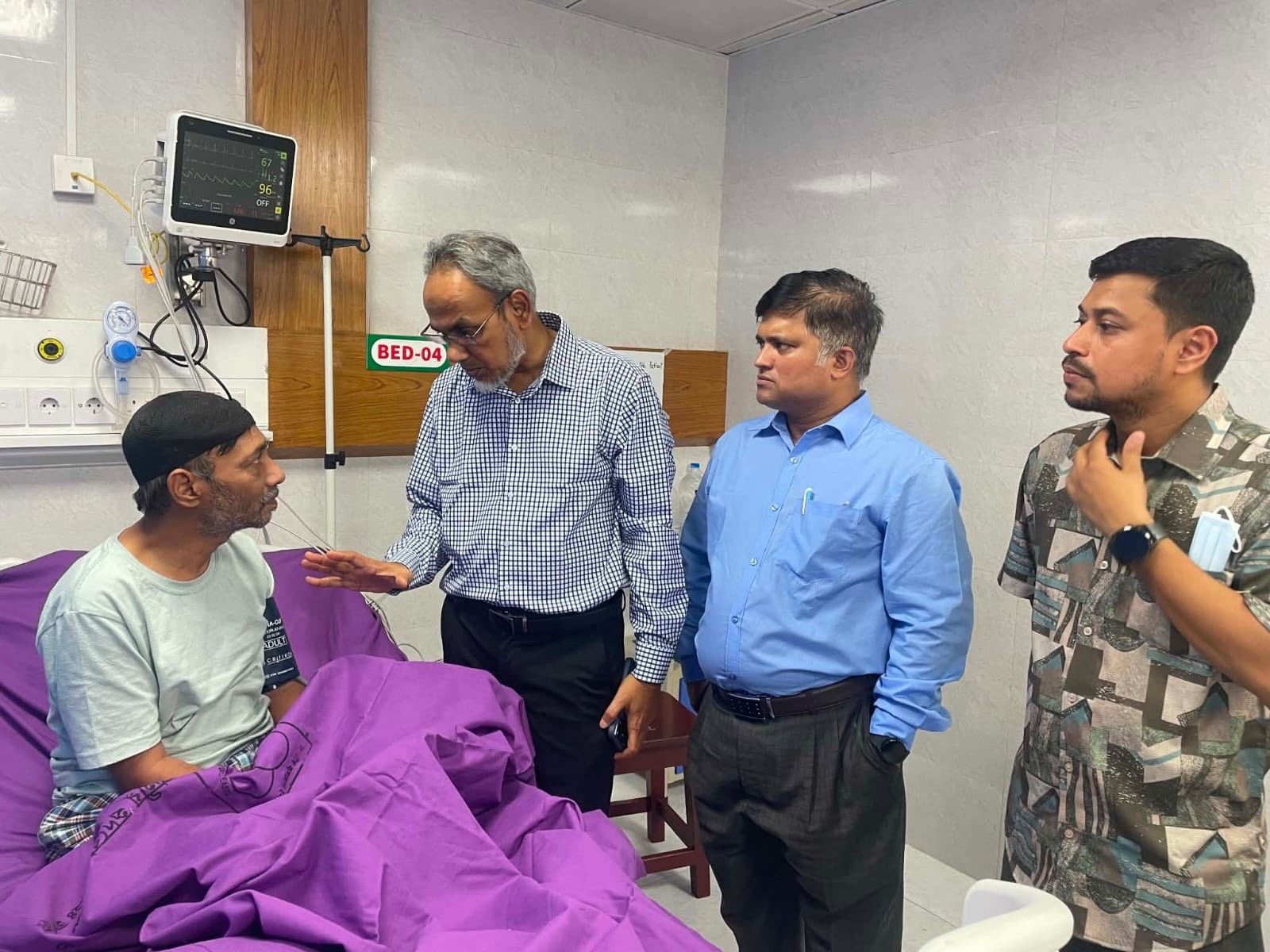শিশু রামিসার অসুস্থ বাবাকে হাসপাতালে দেখতে গেলেন বিএনপির স্বাস্থ্য বিষয়ক সম্পাদক অধ্যাপক ডা. রফিক