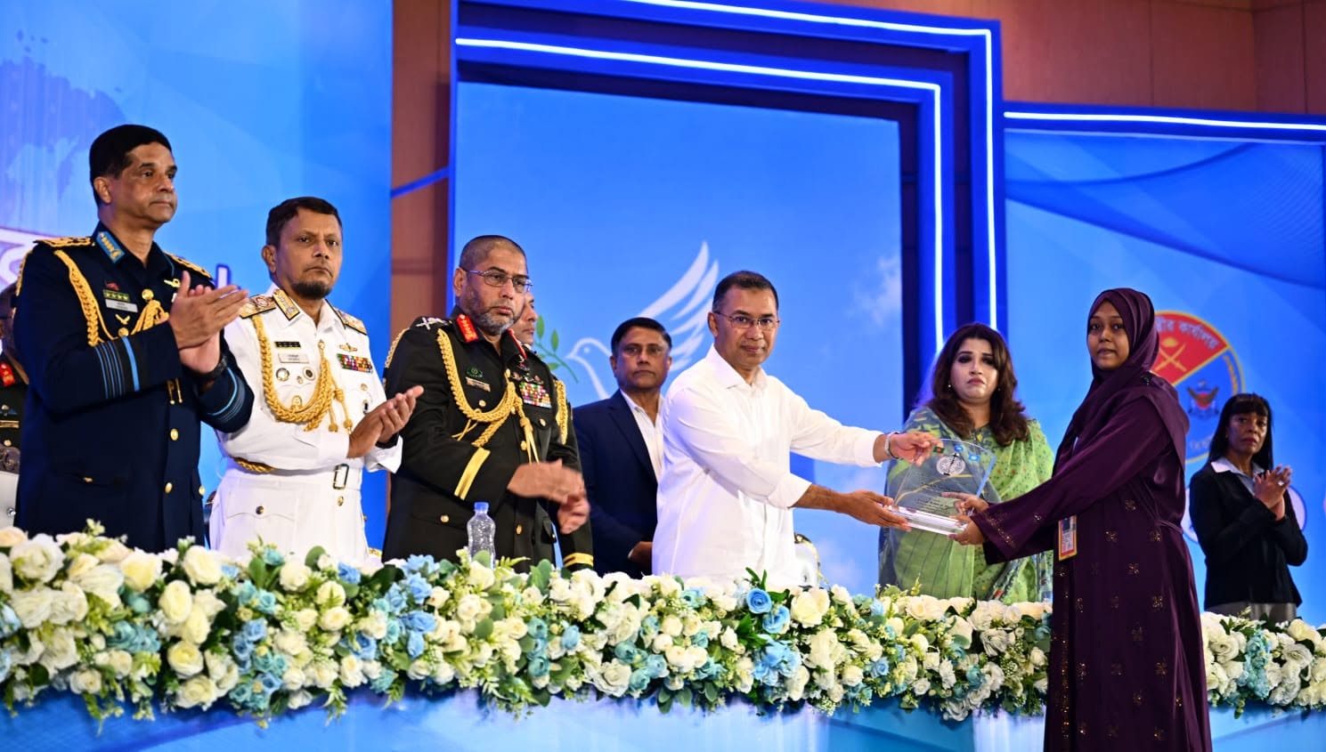 জাতিসংঘ শান্তিরক্ষী দিবসে আহত ও শহীদ পরিবারের হাতে সম্মাননা তুলে দিলেন তারেক রহমান