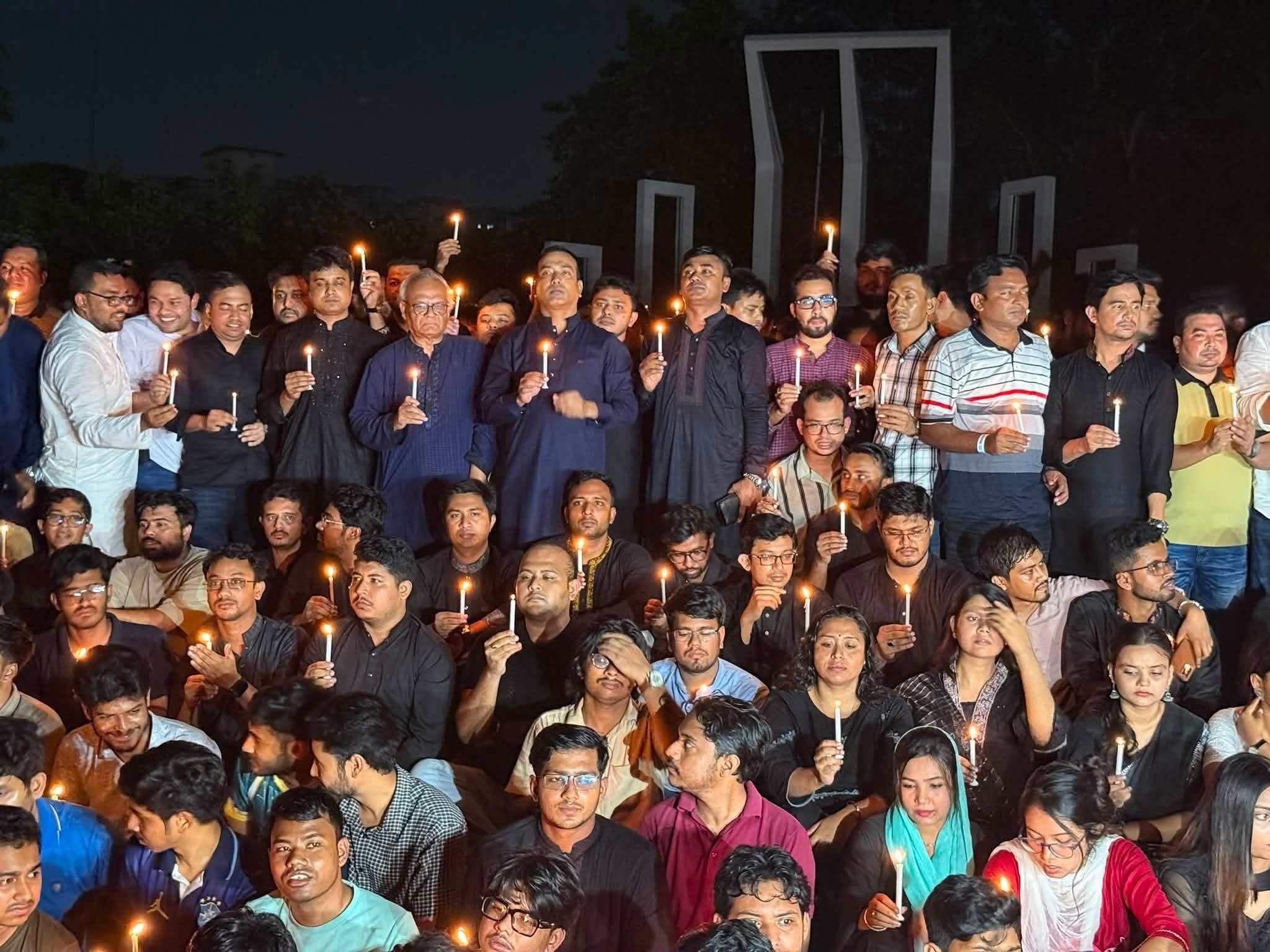 জুলাই-আগস্টের গণঅভ্যুত্থানের শহীদদের স্মরণে ছাত্রদলের মোমবাতি প্রজ্জ্বলন