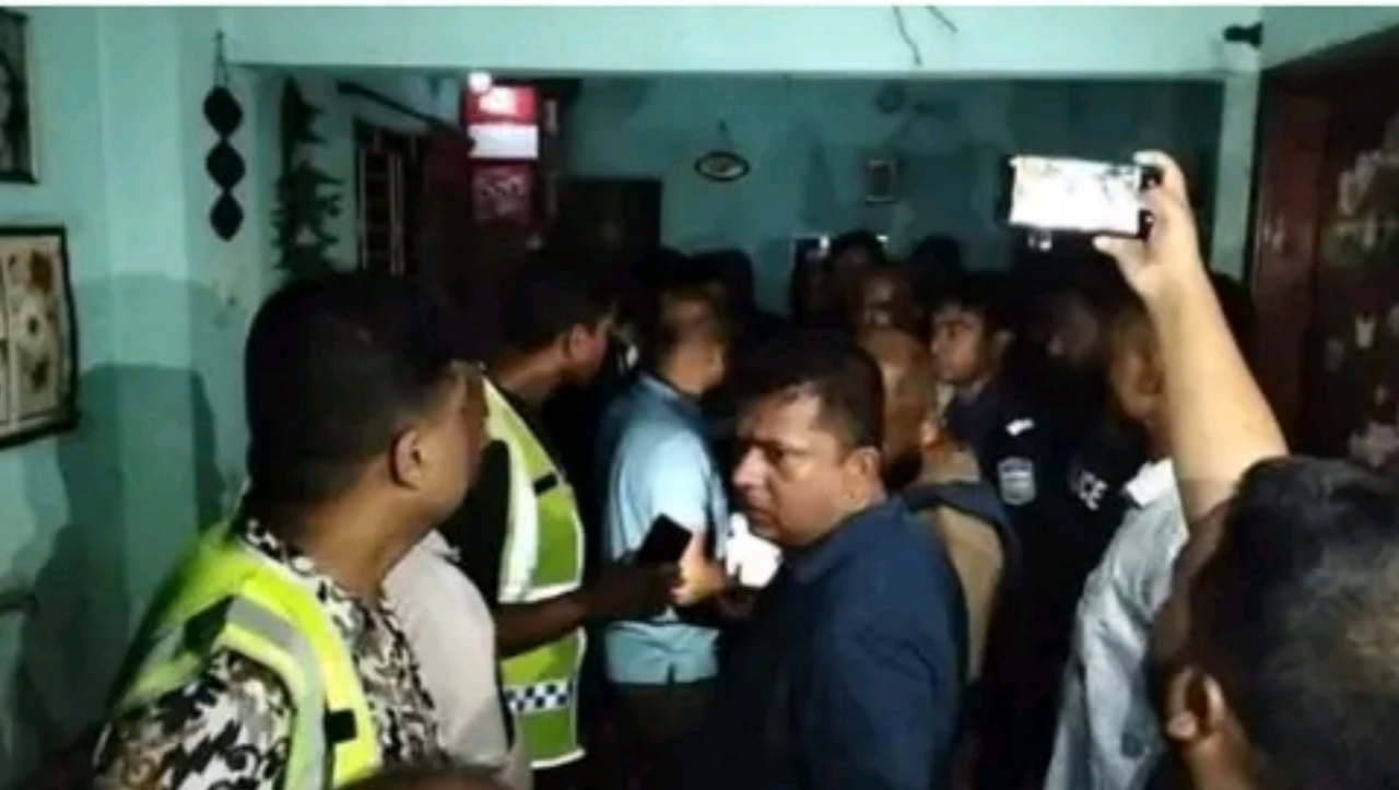 ​নেত্রকোনায় মধ্যরাতে ঘরে ঢুকে গৃহবধূকে কুপিয়ে হত্যা: স্বামী-সন্তান আশঙ্কাজনক, ঘাতক আটক।