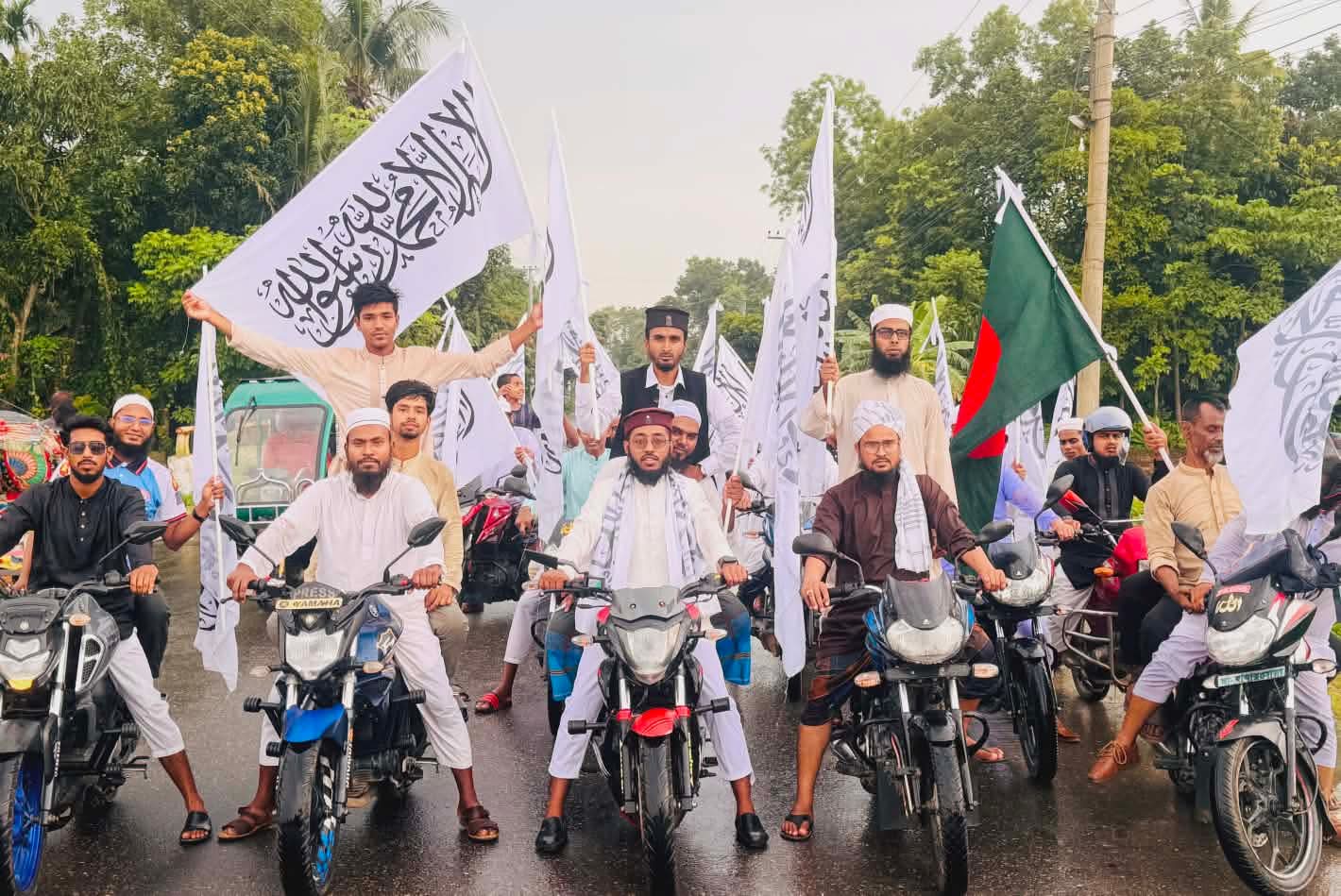 কালেমাখচিত পতাকা হাতে নকলায় ছাত্র-জনতার বর্ণাঢ্য মিছিল