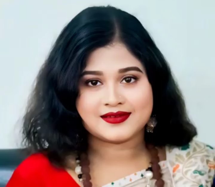 কণ্ঠশিল্পী মুজিব পরদেশীর হাত থেকে “গুণীশিল্পী সম্মাননা” পেলেন বাউল ছালমা