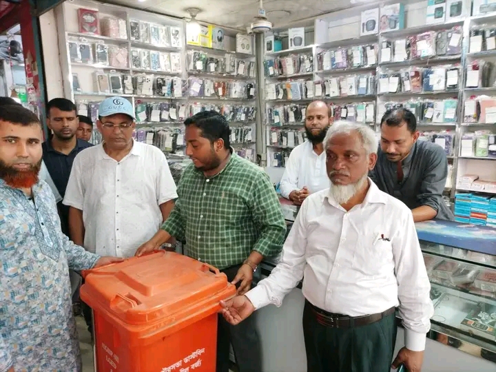 কিশোরগঞ্জ পৌরসভায় বিনামূল্যে ডাস্টবিন বিতরণ কার্যক্রমের উদ্বোধন
