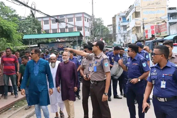 কিশোরগঞ্জ শহরে ফুটপাত দখলমুক্ত করতে জেলা পুলিশের বিশেষ অভিযান