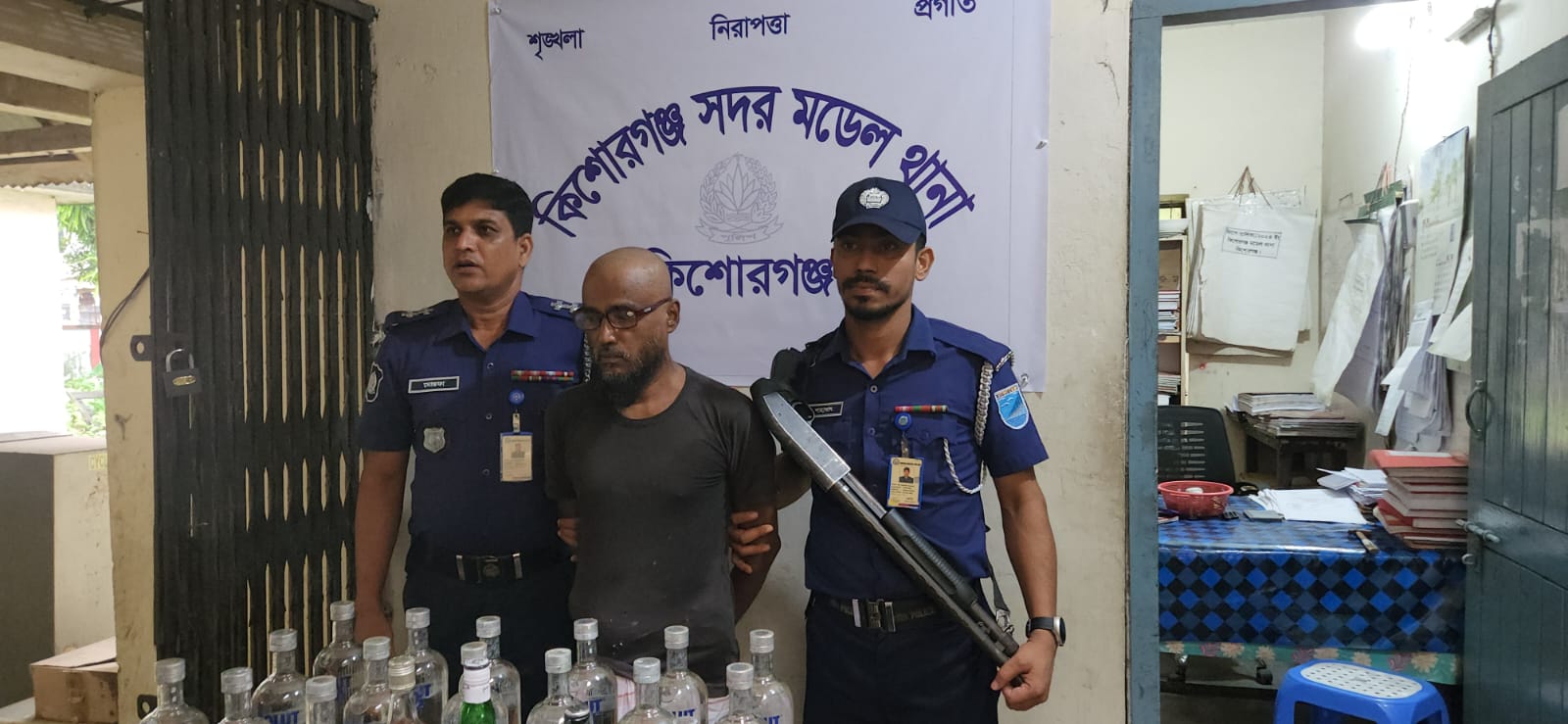 কিশোরগঞ্জে মাদকবিরোধী অভিযানে মদসহ কারবারি গ্রেপ্তার
