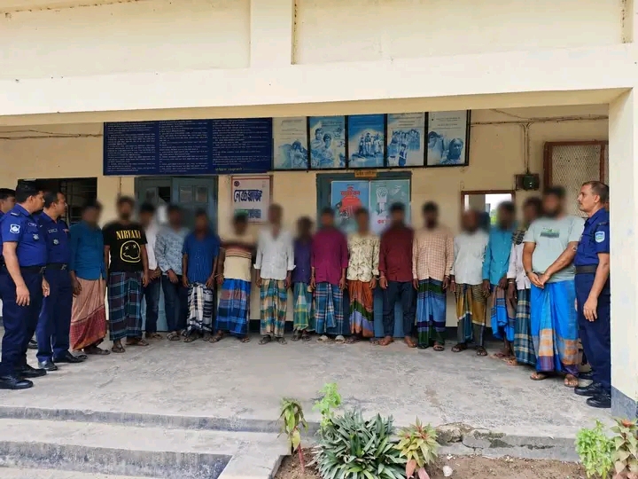 নেত্রকোনায় ষাঁড়ের লড়াইয়ের আসর থেকে ১৫ জুয়াড়ি আটক, নগদ টাকা ও গাড়ি জব্দ