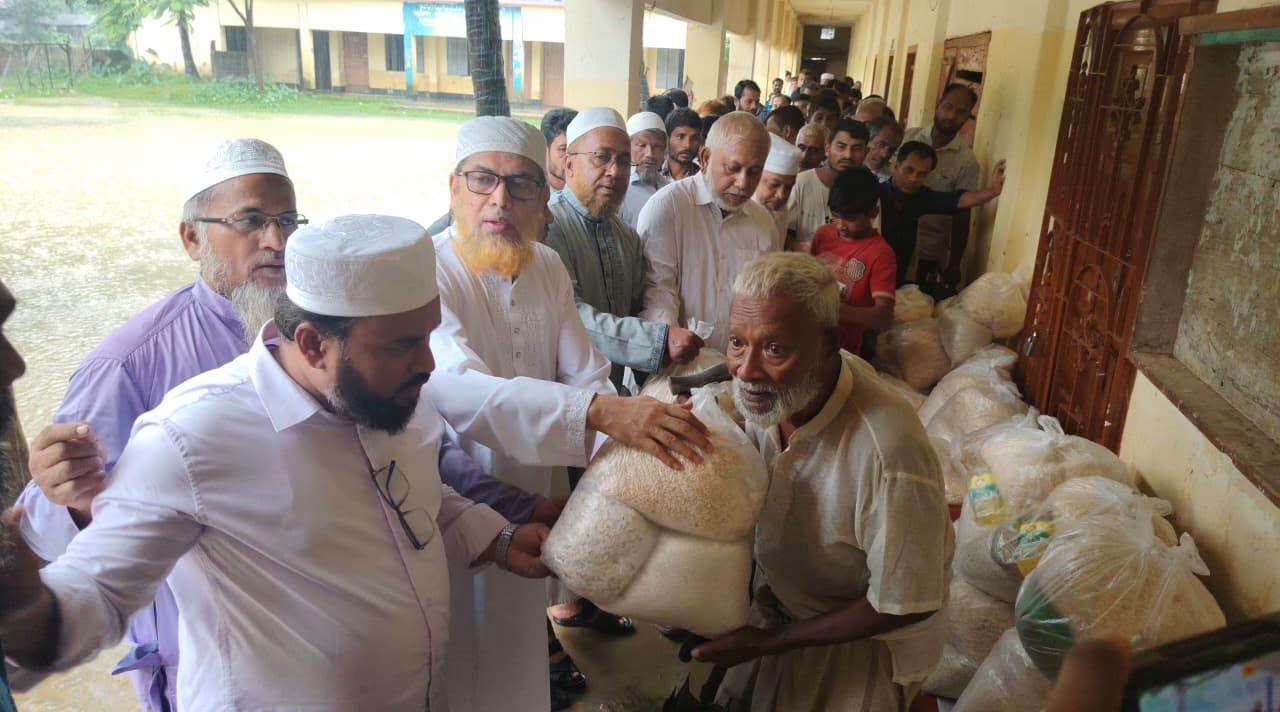চকরিয়ায় পানিবন্দি মানুষের পাশে জামায়াত, খাদ্যসামগ্রী বিতরণে মোহাম্মদ শাহজাহান