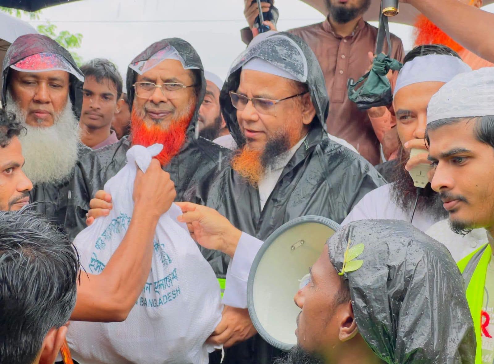 বাঁশখালীর বন্যাদুর্গত মানুষের পাশে ইসলামী আন্দোলন বাংলাদেশ, ত্রাণ বিতরণ