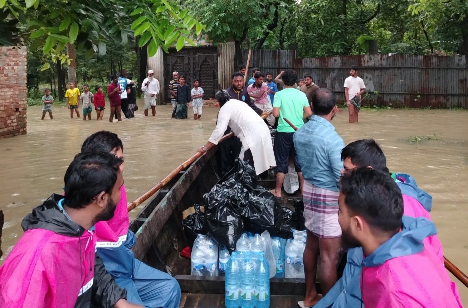 বন্যাকবলিত সাতকানিয়ায় পানিবন্দী মানুষের মাঝে চবি ছাত্রশিবিরের ত্রাণ বিতরণ
