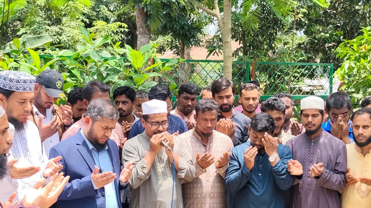 জুলাই অভ্যুত্থানের প্রথম শহীদ আবু সাঈদের কবর জিয়ারত করলেন ছাত্রশিবির সভাপতি