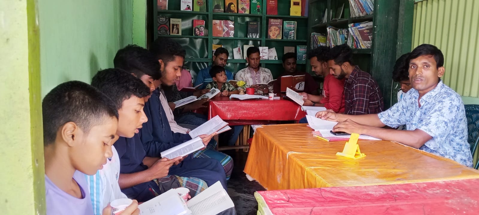 চায়ের আড্ডায় বইয়ের ছোঁয়া:নালিতাবাড়ীতে অনন্য দৃষ্টান্ত ‘পথ পাঠাগার’