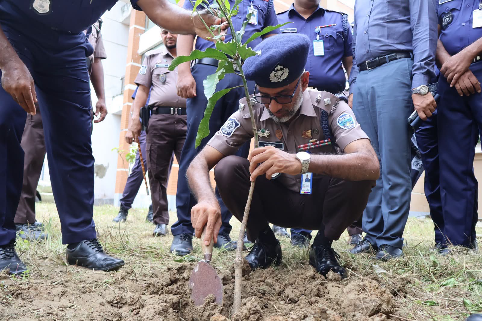 বৃক্ষরোপণে সাজাই দেশ, সবার আগে বাংলাদেশ” স্লোগানে পরিবেশ রক্ষায় কক্সবাজার জেলা পুলিশের বিশেষ বৃক্ষরোপণ কর্মসূচি-২০২৬