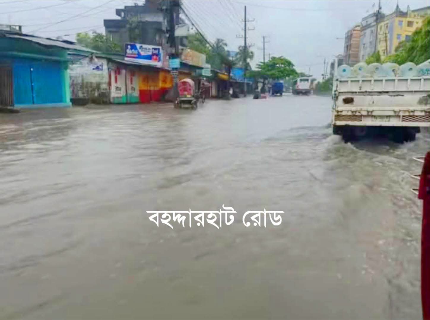 টানা ভারি বর্ষণে চট্টগ্রাম নগরীতে জলাবদ্ধতা: পানির নিচে সড়ক, চরম দুর্ভোগে নগরবাসী