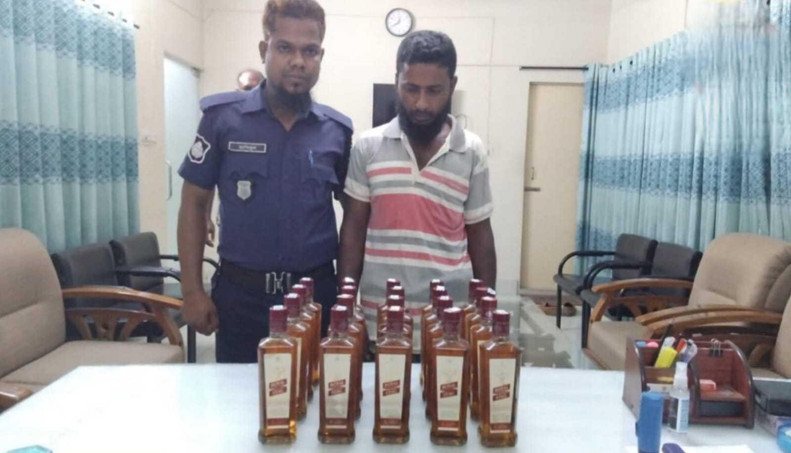 নালিতাবাড়ীতে বাড়িতে অভিযান, ২০ বোতল ভারতীয় মদসহ আটক ১