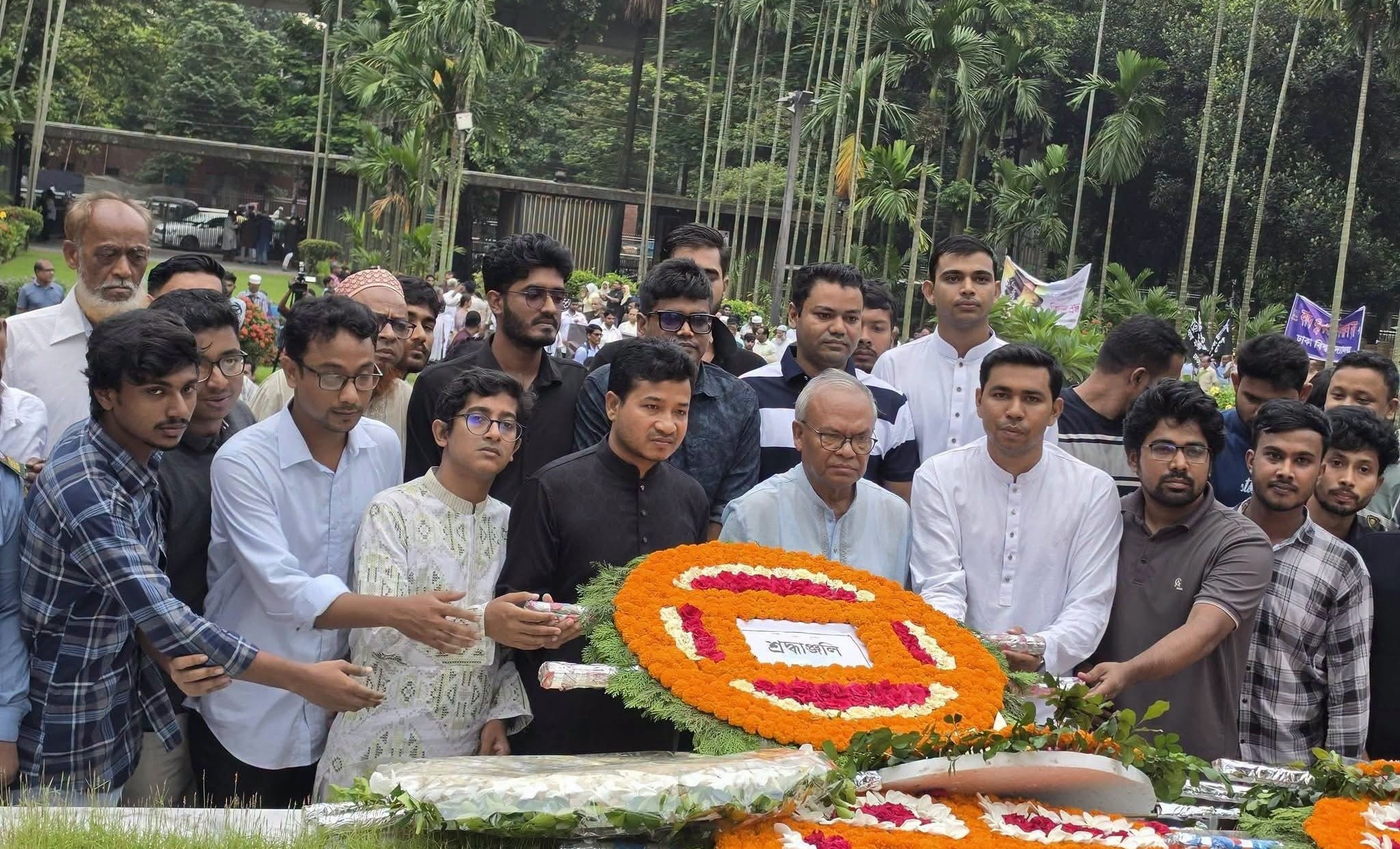 জাতীয় কবি কাজী নজরুলের সমাধিতে রিজভীকে নিয়ে ঢাবি ছাত্রদলের শ্রদ্ধা