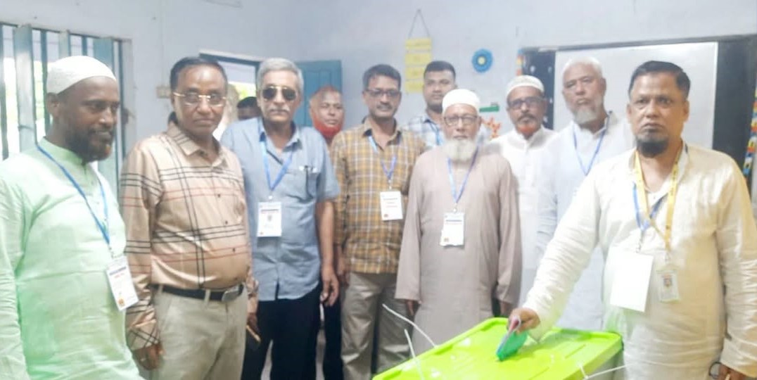 কিশোরগঞ্জ বড় বাজার ব্যবসায়ী সমিতির ভোটকেন্দ্র পরিদর্শনে জামায়াত আমীর রমজান আলী