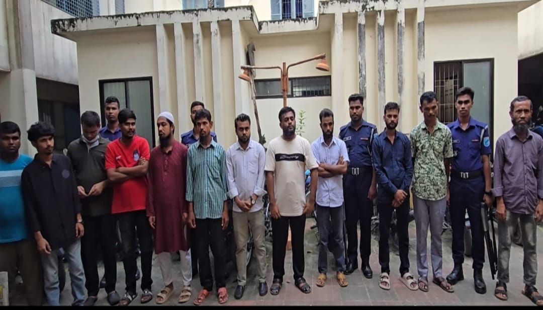 কিশোরগঞ্জে দুই হাসপাতালে অভিযান, দালাল চক্রের ১৭ সদস্য গ্রেফতার