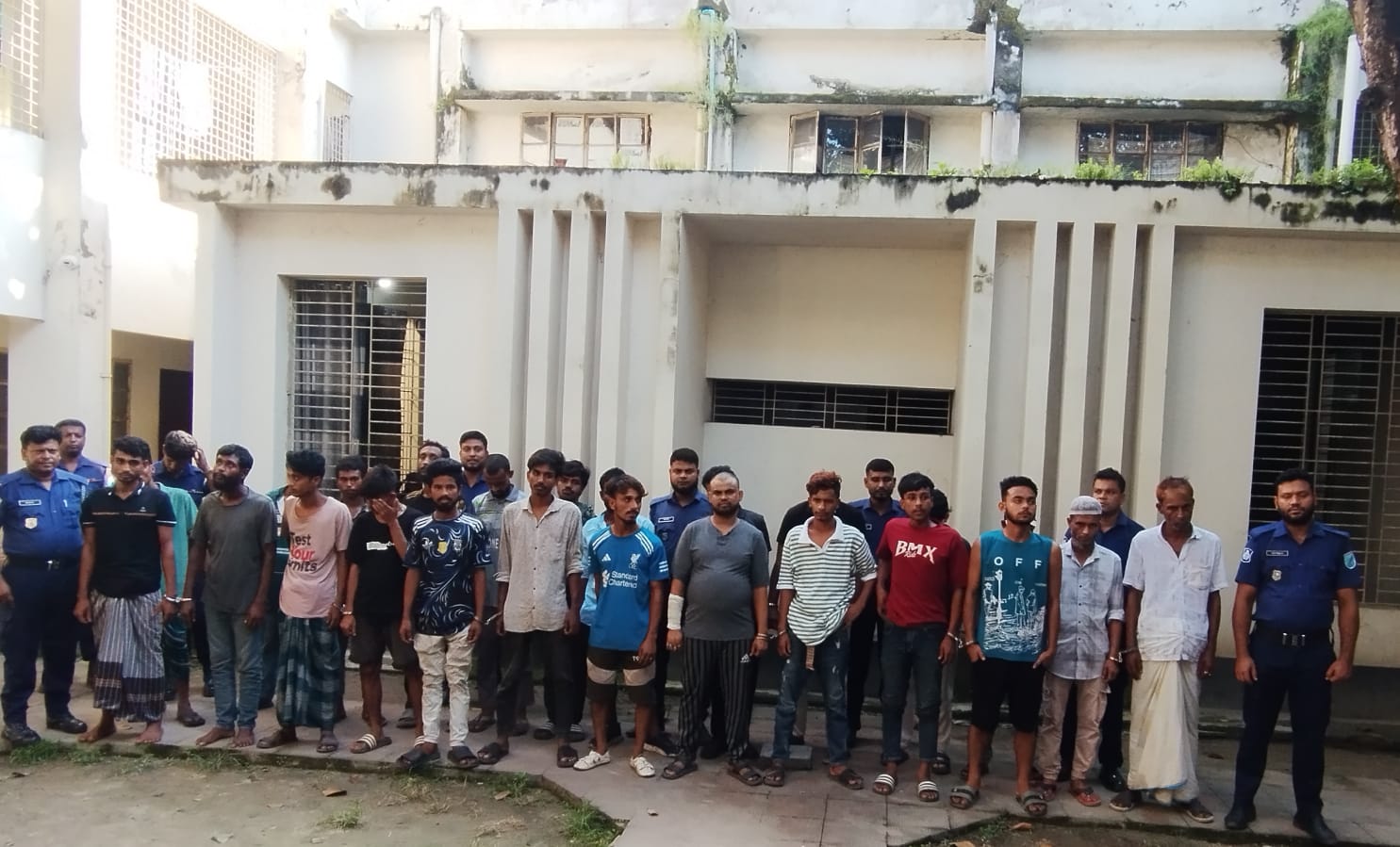 ভৈরবে মাদক ও অনলাইন জুয়ার বিরুদ্ধে অভিযান, গ্রেপ্তার ২৬