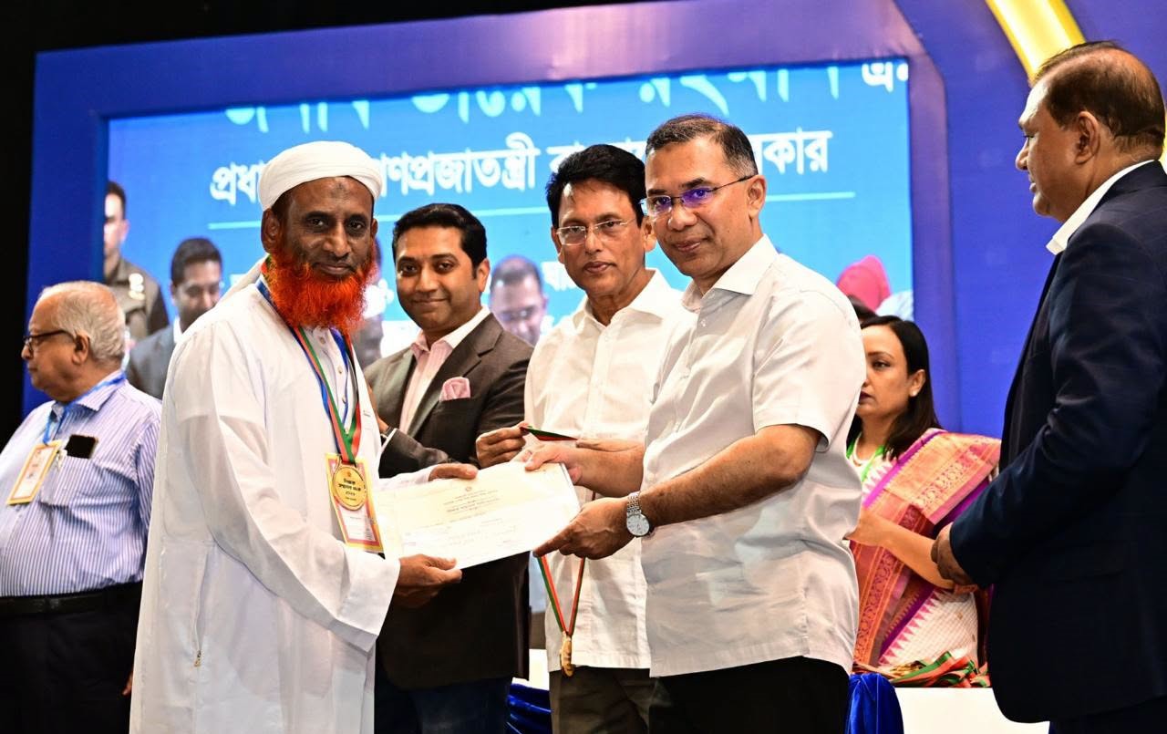 বিশ্ব শিক্ষক দিবসে ১০২ গুণী শিক্ষককে সম্মাননা দিলেন প্রধানমন্ত্রী তারেক রহমান